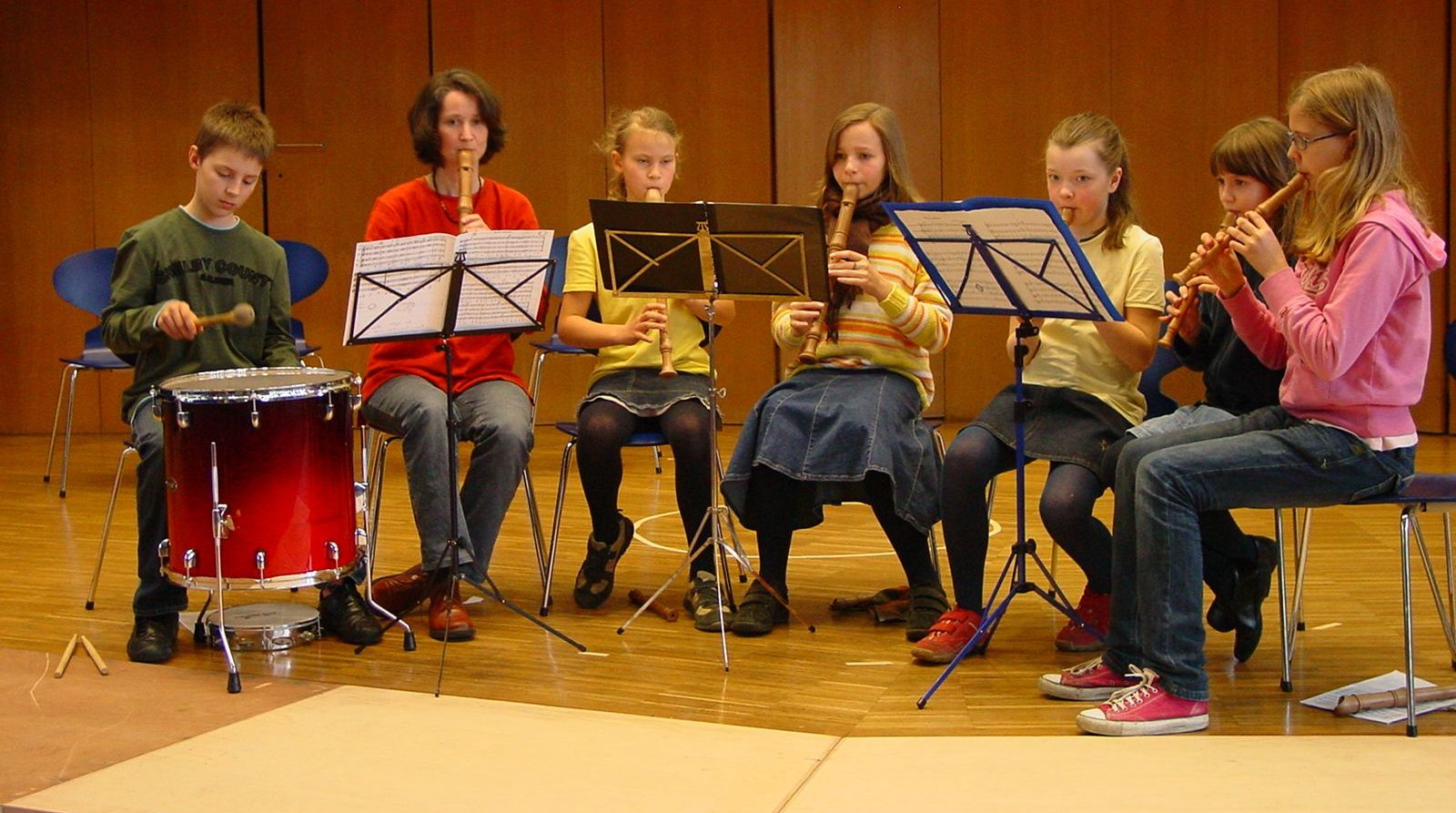 Konzert mit dem Blockflötenquintett in Freiburg. Blockflötenschülerinnen haben einen Auftritt und werden dabei von einem Schlagzeugschüler und von Uta Uffrecht begleitet.