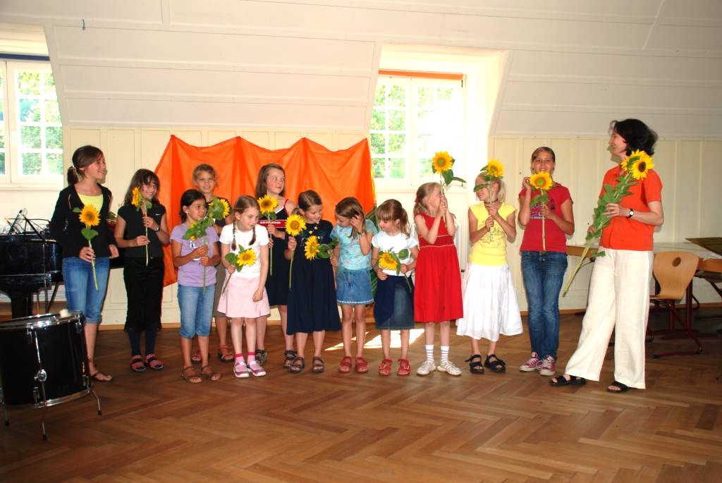 Applaus und Blumen für die Blockflötenschüler