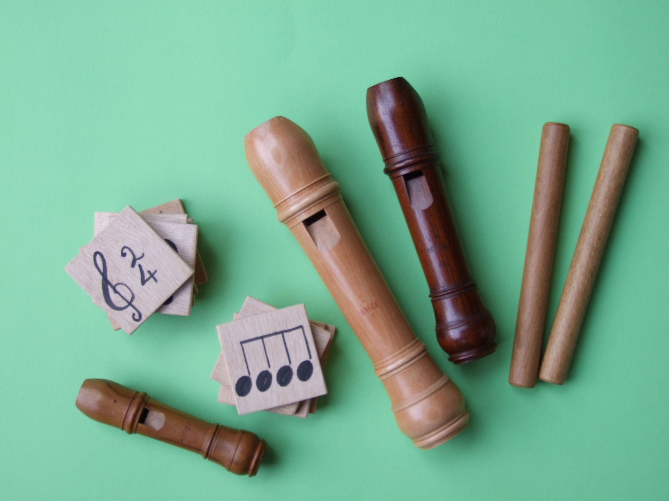 Spiele mit Blockflötenköpfen.